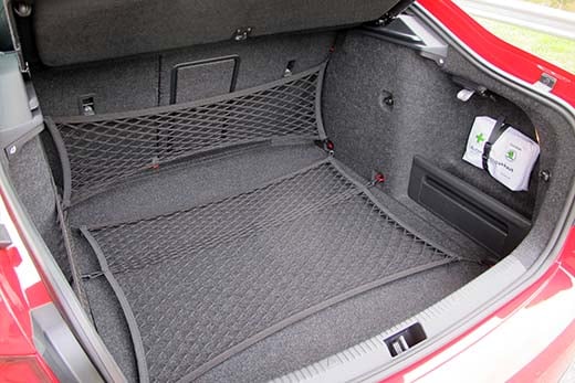 Urheilullisuudesta huolimatta tavaratilaa riittää ja Škodan tapaan kontissa on käytännöllisiä koukkuja ja lokeroita. Verkot täydentävät Octavian kuljetuskyvyn.