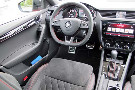 Ohjaamossa on tuttu Octavia-ilme sporttisilla piirteillä höystettynä. RS 245:n urheiluistuimet ovat muotoilultaan lajinsa mukavimmasta päästä ja niissä käytetty Alcantara on miellyttävä pintamateriaali. 