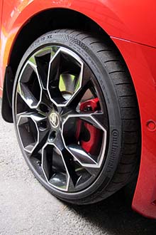 Punaiset jarrusatulat pilkottavat ärjynnäköisten 19-tuumaisten Xtreme-vanteiden aukoista. Avarat vanteet sopivat isojen jarrujen tuulettamiseen. 