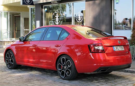 Takaluukun päällä oleva spoileri, mallimerkinnät ja kiiltävänmustat vinosuunnikkaan muotoiset pakoputken päät kertovat, että kyseessä on Octavian RS 245 -versio. Takapyörien raideleveys on kolme senttiä leveämpi kuin RS 230 -mallissa. 