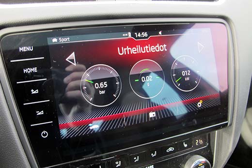 Urheilutiedot-näkymän mittarit kertovat kulloisenkin ahtopaineen, g-voiman ja kilowattien määrän. 