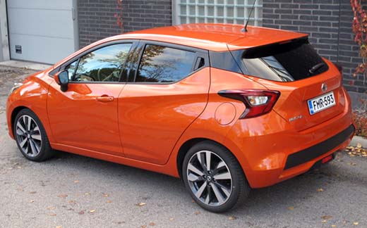 Takaovien kahvat on sijoitettu ylös. Micrassa ratkaisu on ergonomisesti heikko, kun avauskäsi on hankalassa asennossa ja ovet aukeavat jäykästi. 