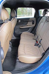 Countrymanin takapenkillä riittää niin jalkatilaa kuin pääntilaakin ja riittävän korkea istuma-asento on nykyautojen parhaasta päästä. Kokonaisuuden pilaavat vain takaistuinten kovat selkänojat. 