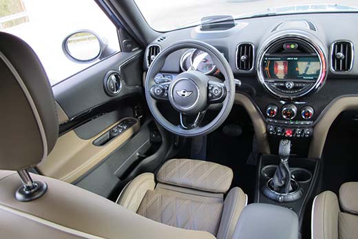 Ohjaamo on sekavan näköinen, mutta hallintalaitteisiin tottuu. Mittariston luettavuudelle ei voi kuitenkaan antaa hyvää arvosanaa. Koeajoautossa nopeuden seurantaa helpotti tuulilasiin heijastettava näyttö. 