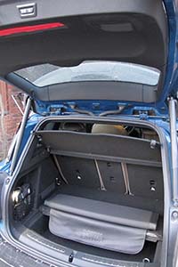 Tavaratilan pohjan alla on hieman lisätilaa ja sieltä voi kääntää esiin piknik-istumatyynyn tavaratilan ulkoreunan päälle niin että siinä voi istua eväitä syömässä tai ympäristön tapahtumia seuraamassa. 