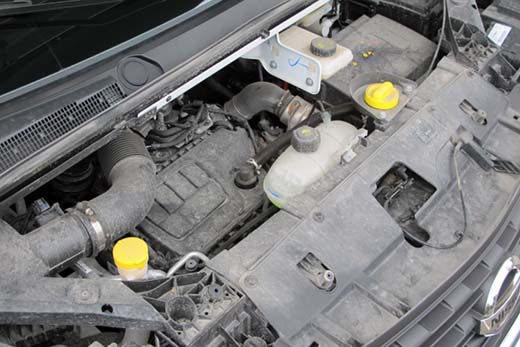 Renault´n 1,6-litrainen dieselmoottori on syvällä Nissanin konehuoneessa. Sylinteritilavuudeltaan pienessä koneessa riittää puhtia pakettiautonkin liikutteluun.
