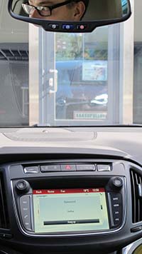 Opelin OnStar on esimerkki autoissa jo nykyään olevista järjestelmistä, joilla saa henkilökohtaista palvelua niin avun kuin tiedon tarpeen yllättäessä. OnStar-napit ovat peruutuspeilin alla ja monitoiminäyttö kertoo yhteydestä palvelukeskukseen.