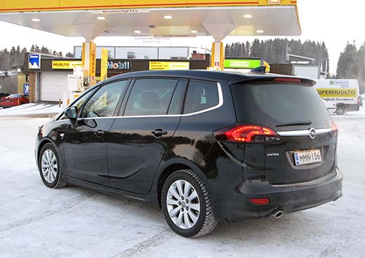 Opel Zafiran musta Mineral Black -metalliväri maksaa 550 euroa ja verot lisähintaa. 