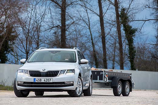 Škoda Octavian uuteen mallin on saatavissa Volkswagen Passatista tuttu perävaunun peruutusavustin. Avustin muuntaa peilien säätöpyörän joystickiksi, jolla valitaan haluttu suunta ja auto peruuttaa siihen automaattisesti.