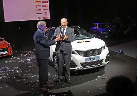 Peugeot-merkistä vastaava johtaja Jean-Philippe Imparato vastaanotti Genevessä uudelle 3008-mallille myönnetyn Vuoden Auto -palkinnon Car of the Year –tuomariston puheenjohtajalta Håkan Matsonilta.