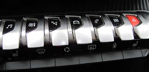 8-tuumaisen monitoiminäytön päävalikoiden valintapainikkeina toimivat pianon koskettimien tyyliset näppäimet. Navigaattori on vain GT-versiossa, muista se puuttuu. 