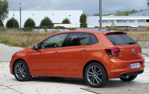 Uutta Poloa on vaikea erottaa Golfista ellei näe autoa takaapäin, sillä vain perävalot ovat näissä Volkswagenin malleissa selvästi erilaiset.