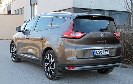 Isojen pyörien myötä Grand Scenicin maavara on kasvanut neljällä sentillä 17 senttimetriin, mikä on enemmän kuin tavallisissa henkilö- tai tila-autoissa. 