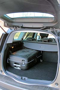 Tavaratilaa on kahta penkkiriviä käytettäessä 596 litraa, kun välipohjan alla oleva rengaspaikkasarjan tila lasketaan mukaan. Ison matkalaukun viereen jää tilaa toiselle samanlaiselle ja senkin jälkeen tavaratilaan mahtuu monenlaista pienempää laukkua ja kassia. 