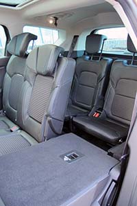 Kolmannen rivin istuimille käynti vaatii notkeutta. 