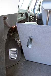 Tavaratilaan pyöristyvässä pyöräkotelon seinämässä on kytkimet, joilla kahden taaimmaisen penkkirivin istuinten selkänojia saa kaadettua joko yksitellen tai ryhminä. 