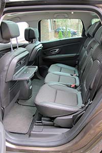 Monista nykyautoista poiketen Grand Scenicin takapenkki on muotoiltu reilusti kolmelle. Takapenkkiläisille on piknikpöydät. 