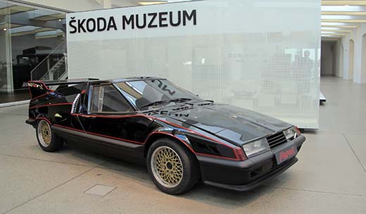 Škodan museossa Mladá Boleslavissa kävijä kohtaa ensimmäisenä 1971 luodun 110 Super Sportin, joka muistuttaa saman vuosikymmenen Lotuksia ja muita kiilamaisia urheiluautoja. Alkujaan lumenvalkoisena syntynyttä autoa käytettiin 1980-luvun alussa mustana tsekkiläisessä vampyyrielokuvassa. 