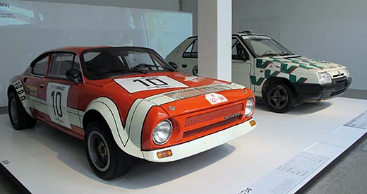 Keskimoottorinen Škoda 200 RS TYP 734 on vuodelta 1974, sitä tehtiin vain kaksi kappaletta. Taustalla on etumoottorinen ralli-Favorit, jolla Škoda voitti F2-rallien maailmanmestaruuden 1994. Molemmat ovat esillä Škodan museossa. 