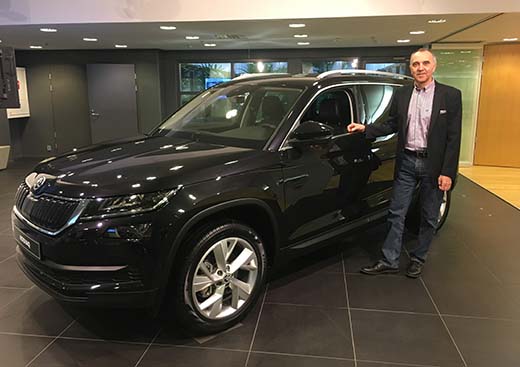 ”Omien tuotteiden ohella Škodalla kehitetään monia komponentteja koko Volkswagen-konsernille”, Helkama-Auton laatujohtaja Mirek Vanek kertoo. Kuvassa Vanek Škodan uuden ison katumaasturin Kodiaqin kanssa.