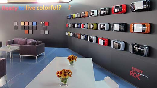 T-Rocin värejä lehdistöesittelyssä esittelevä seinä haastaa elämään värikkäästi. Volkswagen haluaa tuoda väri-ilotteluaan voimakkaasti esille. 