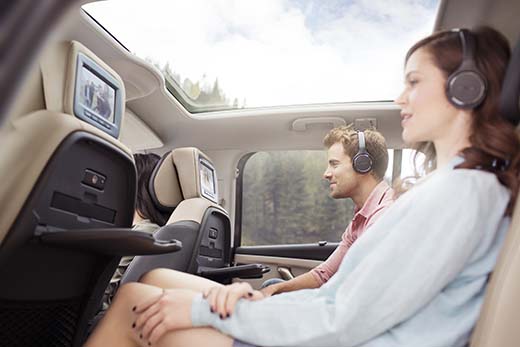 Tällaisia valmistajien kuvia tyytyväisistä ihmisistä takaistuimilla näkee yhä harvemmin ja nykyään lähinnä tila-autojen yhteydessä. Kuva on Citroën Grand C4 Picassosta.