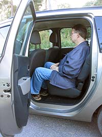 Dacia Lodgyn keskimmäisellä penkkirivillä on kohtuullisesti tilaa keskimittaiselle matkustajalle. Kolmannellakin penkkirivillä tilaa on yllättävän paljon.