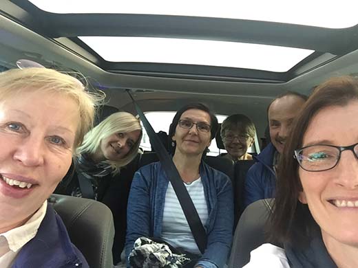 Harvinainen kuva nykyautoissa: iloisia ilmeitä kuudelta ihmiseltä kolmelta penkkiriviltä. Kyse ei ole edes mainoskuvasta, vaan maahantuojan viestintäpäällikön kännykkäotoksesta, jossa porukka on liikkeellä uudella Renault Espacella.