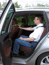 Volkswagen Golf Sportsvanin takapenkillä on hyvin tilaa joka suuntaan. Sportsvanin takaistuinten istumakorkeus on tehty aikuisille ihmisille ja muukin mitoitus on kohdallaan, mutta takaistuimet ovat liian kovat.