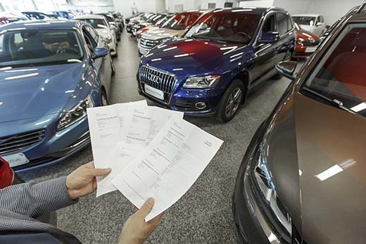 Valveutunut ostaja katsoo autosta sen huoltohistorian. Vuosimallin 2013 Audi Q5:n ensimmäinen huolto on tehty 3.3.2014, jolloin autolla oli ajettu 29 187 kilometriä ja viimeisin 31.7.2017, jolloin mittarilukema oli 107 573 kilometriä.