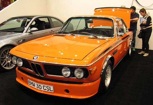 Vaikka harmaa ja valkoinen ovat autojen perusvärit Suomessa, joitakin autoja tuödaan maahan hyvinkin silmiinpistävillä väreillä. Esimerkiksi BMW  3.0 CSL_n oranssiin väriin liittyy myös urheilullisia mielikuvia.