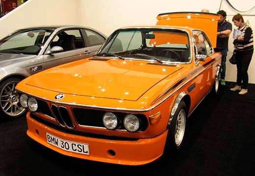 Vaikka harmaa ja valkoinen ovat autojen perusvärit Suomessa, joitakin autoja tuödaan maahan hyvinkin silmiinpistävillä väreillä. Esimerkiksi BMW  3.0 CSL_n oranssiin väriin liittyy myös urheilullisia mielikuvia.