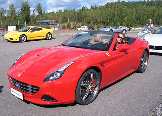 Punainen väri liitetään aina Ferrariin. Se on ollut myös auton valmistusmaan Italian kilpailuväri. Puhutaankin Italian punaisesta, joka on myös Alfa Romeon perinteinen väri.