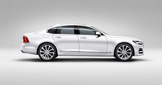 Valkoinen on usein saatavana sekä perusvärinä että helmiäisvalkoisena. Volvo S90:n värivalikoimassa on sekä lisämaksuton Ice White -perusväri että lisämaksullinen Crystal White -erikoismetalliväri. Valkoinen on Volvon suosituin väri.