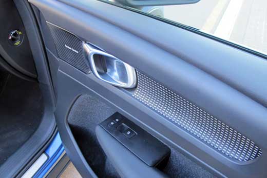 Volvon sisustassa on käytetty laadukkaita materiaaleja kuten kuvan Cutting Edge –alumiinipaneelia R-design-version kojelaudassa ja ovissa. ”Jos Volvossa joku näyttää puulta, se on puuta, jos metallilta, se on metallia”, merkin edustajat kertovat heidän sisäisistä sanonnoistaan.