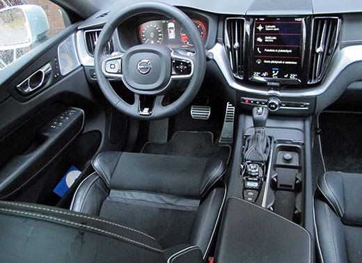 XC60:n ratin taakse on helppo kotiutua. Ohjaamossa on hyvin tilaa ja hallintalaitteet toimivat mukavasti ja täsmällisesti. Kojelauta on massiivinen, mikä sopii Volvon tavoittelemaan turvallisuuden tunteeseen. Kuvan koeajoautossa on R-Design-verhoilu ja sportti-istuimet.