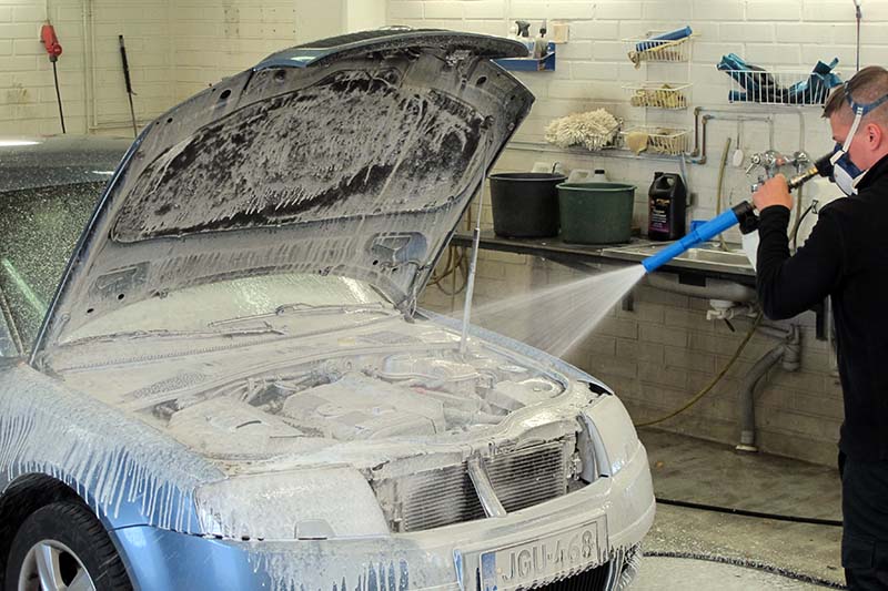 Autoni moottori on saastainen – uskaltaako likaisen moottorin pestä?