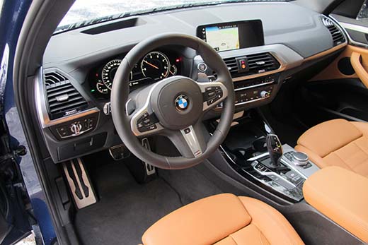 Ohjaamon ilme on BMW:n perinteiden mukainen, mikä merkitsee pääosin hyvää toiminnallisuutta. Ainostaan suuntavilkun viiksen ja vaihteenvalitsimen käyttömukavuudessa baijerilaiset ovat ajoittain horjuneet.