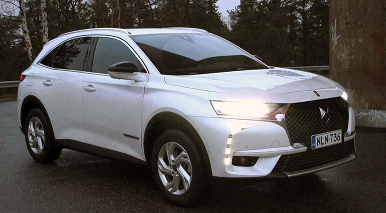 Lähes 4,6 metriä pitkä DS 7 Crossback on samaa kokoluokkaa kuin Honda CR-V, mutta akseliväli on 7,5 senttiä Hondaa lyhyempi. 