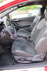 Fiesta ST:n varustukseen kuuluvissa Recaron istuimissa on hyvät sivuttaistuet. Istuinten muotoilu ei kuitenkaan sovi kaikkien vartalolle, useatkin autotoimittajat ovat huomauttaneet tästä.