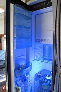 Hyvin toimiva iso jääkaappi vaihtaa automaattisesti kaasulta sähkölle ja takaisin.