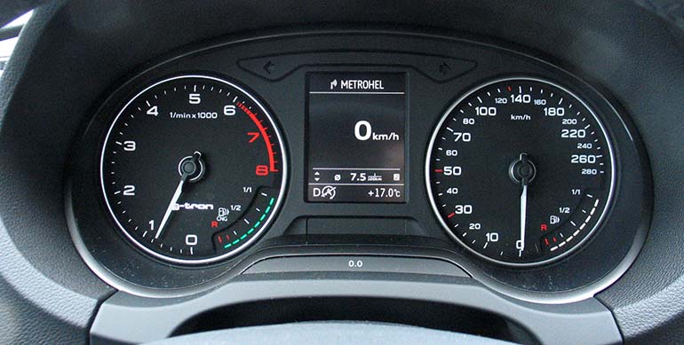 Audi A3 g-tronin mittaristossa on kaksi energiavarastoista kertovaa mittaria ja vedenlämpömittari on jätetty pois. Kaasumittari vasemmalla kierroslukumittarin ja bensiinimittari oikealla nopeusmittarin kainalossa. 