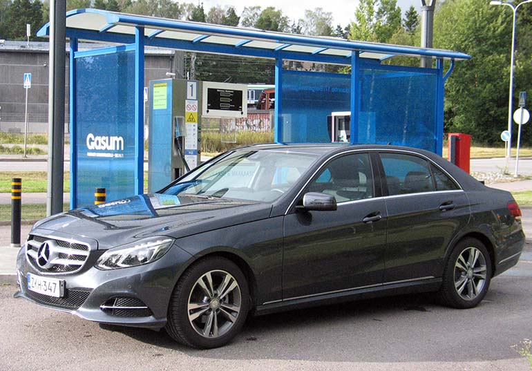 E-sarjan Mercedes-Benzistä oli vielä vuonna 2014 Suomessakin saatavilla kaasuversio E 200 NGD, jossa oli kaasutankin lisäksi 50 litran polttoainesäiliö bensiinille.