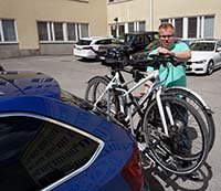 ”Turvallisen matkustamisen perusta on huolellinen kuormaus”, Autoliiton koulutuspäällikkö Teppo Vesalainen muistuttaa. Huolellisuus on tarpeen myös, kun otetaan polkupyöriä mukaan.