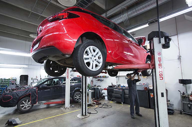 Tuulilasin käyttötestiauto, vuosimallin 2016 Opel Astra huollossa. Kuva: Tuulilasi