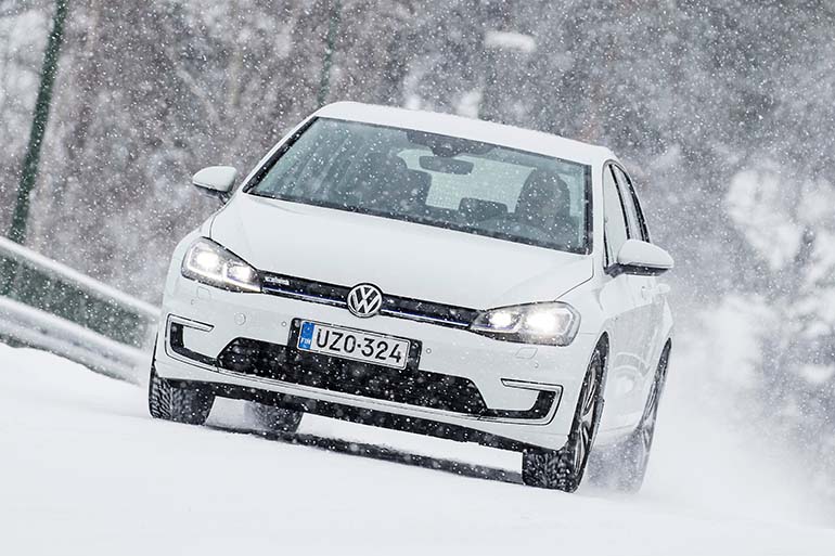 Käyttötestissä autoja ajetaan eri vuodenaikoina. Tässä sähkökäyttöinen e-Golf Tuulilasin testissä viime talvena. Kuva: Tuulilasi