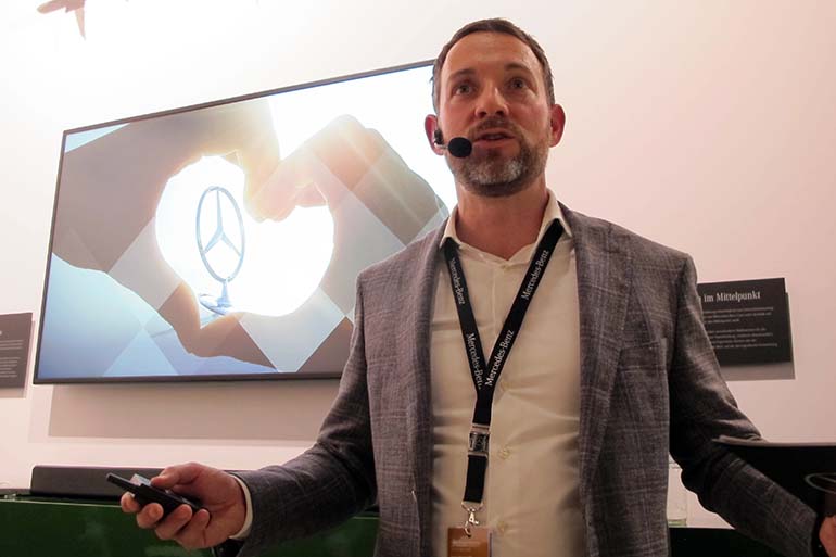 Taustalla kädet muodostavat sydämen Mercedes-Benzin johtotähden ympärille, kun A-sarjan tuotejohtaja Christoph Eberlein kertoo, kuinka brändiä halutaan muuttaa kunnioitetusta rakastetuksi: ”from respective brand to loved brand”. 
