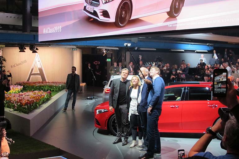 Puheiden päätteeksi Daimler-Benzin johtajat ottivat itsestään selfieitä uuden A-sarjalaisen edessä. 