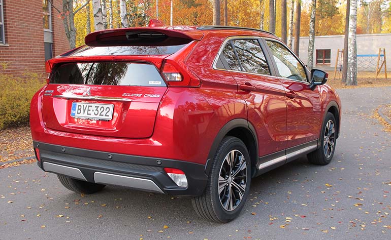 Ulkonäöltään Mitsubishi XR PHEV II -konseptiautoon pohjautuvan Eclipse Crossin perän muotoilu on kömpelö ja vaakasuorassa kahteen osaan jaettu takaikkuna haittaa näkyvyyttä taakse. 