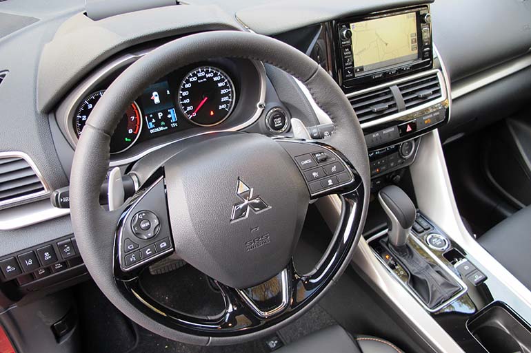 Mitsubishissa eri toiminnoille on edelleen selkeät säätimet, mikä ilahduttaa valikoissa harhailua vieroksuvia autonkäyttäjiä. 